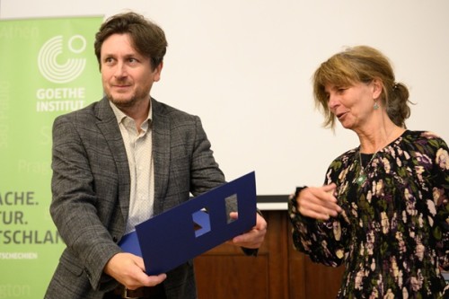 Nacházet řešení nepřenosných jazykových specifik. To mě baví.